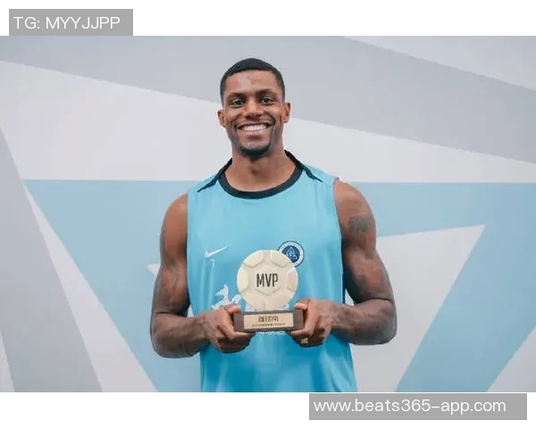 深圳外援史密斯半场表现抢眼四记三分助球队争胜 深圳外援史密斯半场表现抢眼四记三分助球队争胜