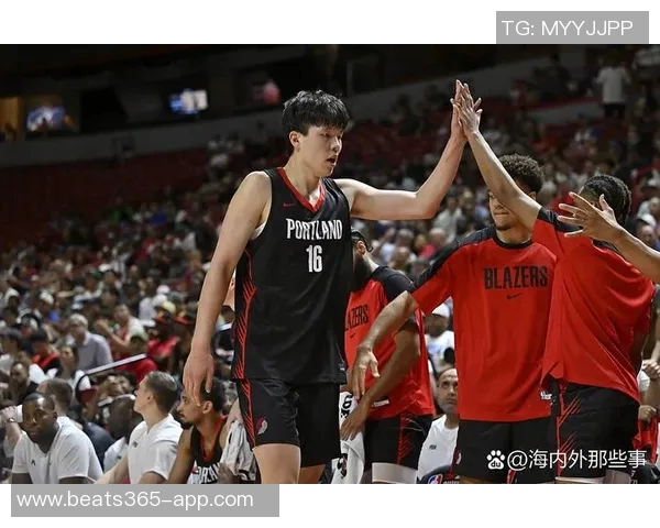 杨瀚森精彩单挑尤班克斯背运转身连招引发观众热烈反响 杨瀚森精彩单挑尤班克斯背运转身连招引发观众热烈反响