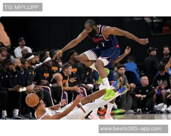 莱昂纳德半场表现抢眼19分钟内高效得分17分助球队争胜